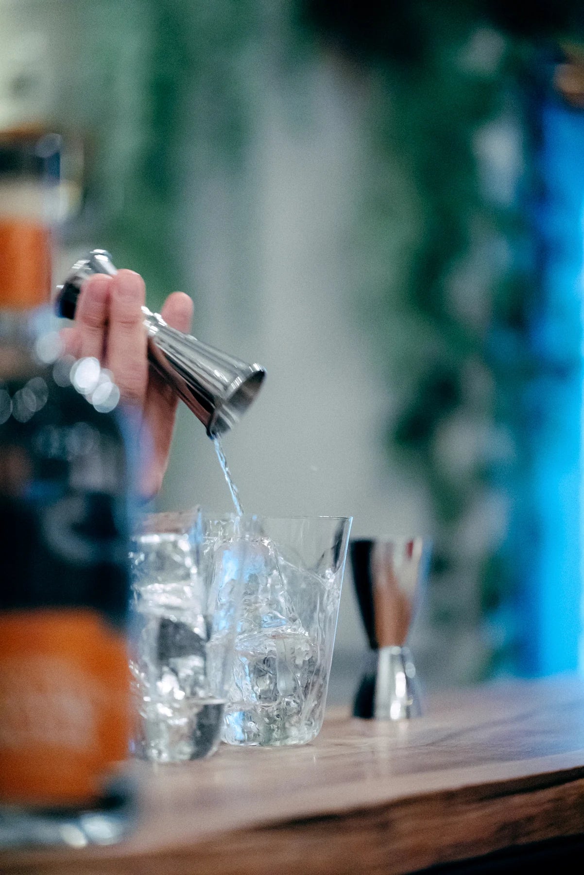 Servicio de barra con jigger y hielo para cocteleria Hanaq Pacha