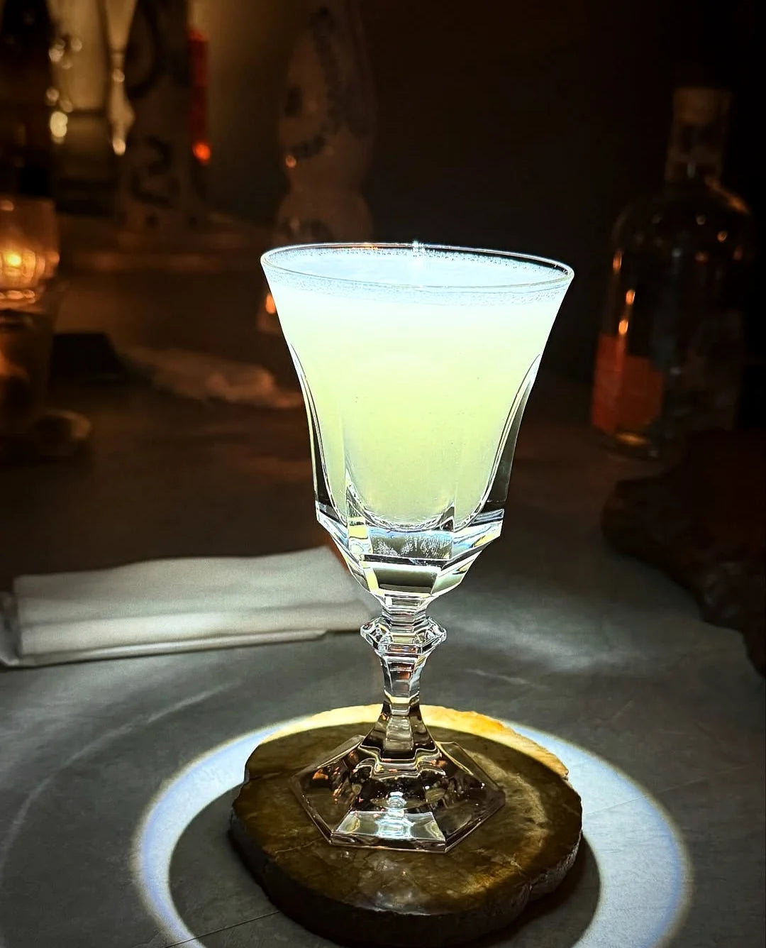 Copa luminosa de sour en ambiente nocturno