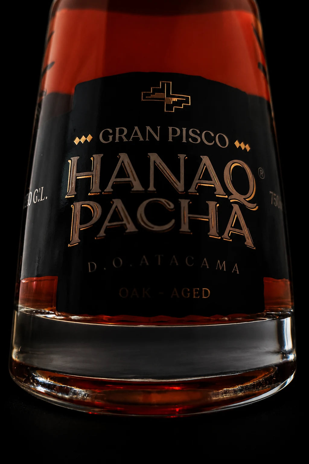 Detalle vertical de etiqueta Gran Pisco Hanaq Pacha Oak-Aged