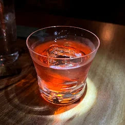 Coctel ambar servido en vaso bajo