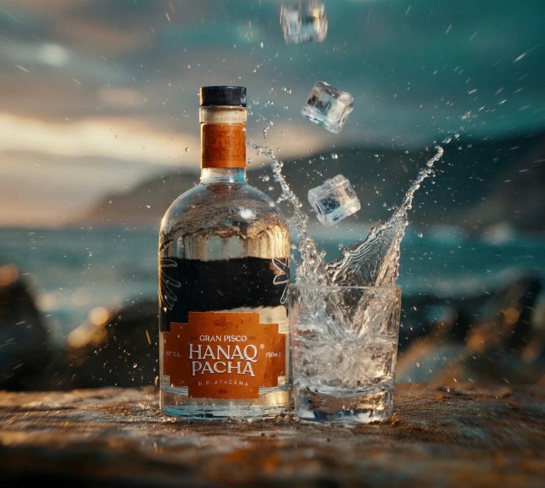 Gran Pisco Hanaq Pacha con hielo y servicio refrescado