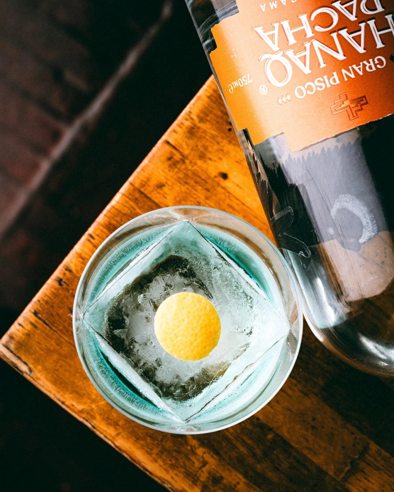 Gran Pisco Hanaq Pacha servido con hielo y citrico