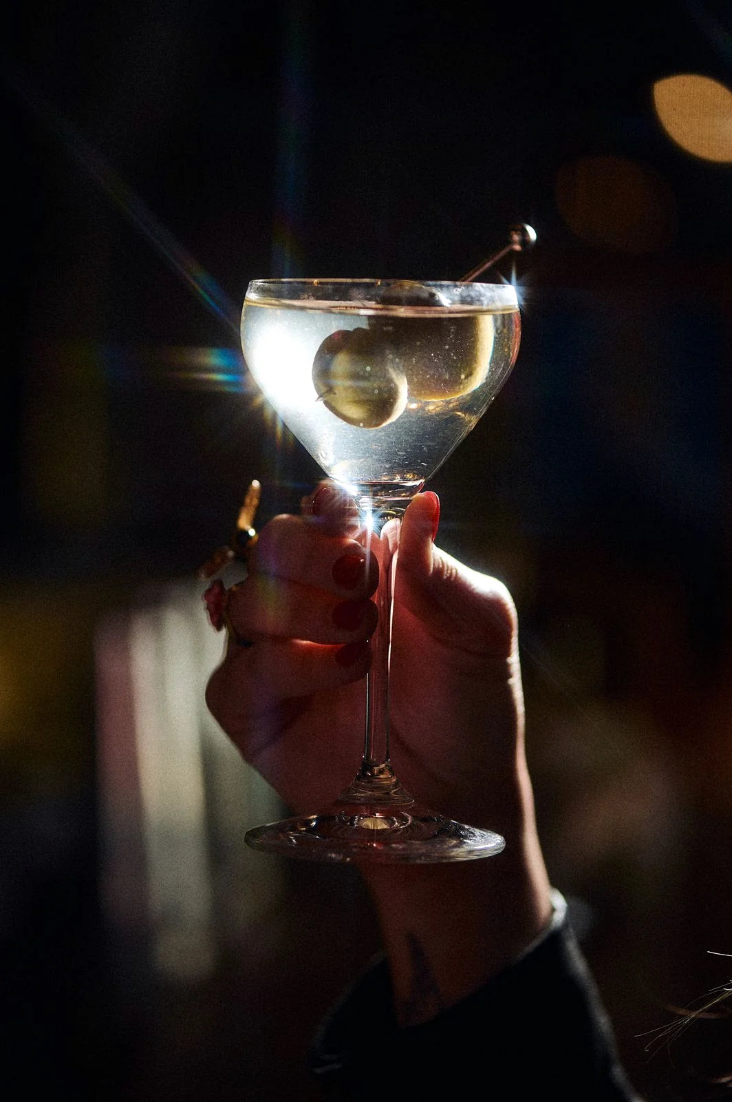 Copa fria con aceituna en servicio nocturno Hanaq Pacha