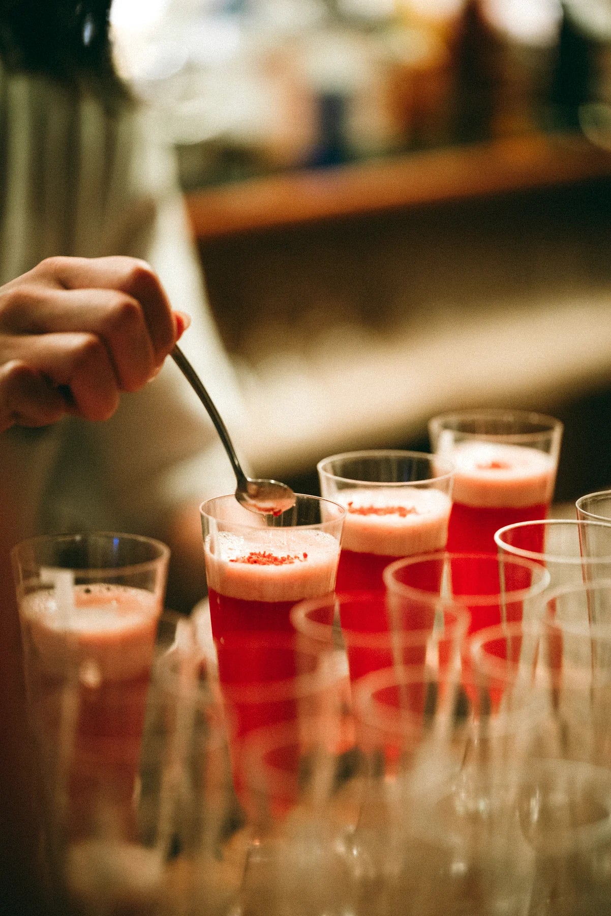 Servicio de cocteles en barra profesional