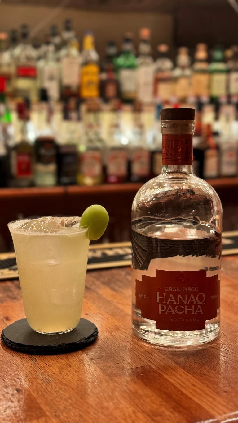Hanaq Pacha con highball sobre barra de madera