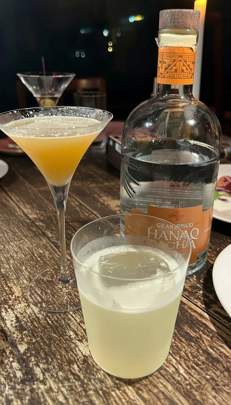 Servicio de sour y cocteles junto a botella Hanaq Pacha